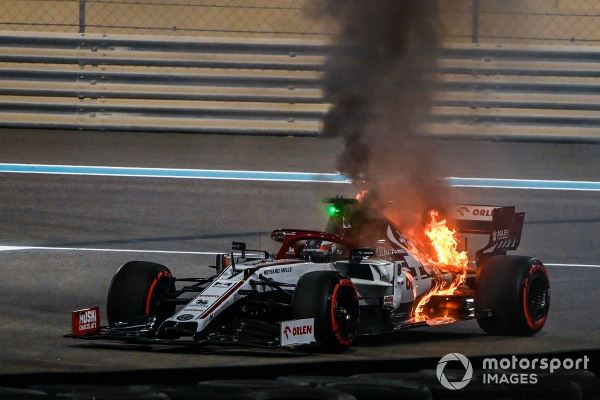 Пожар на машине Райкконена в Абу-Даби: фото и видео