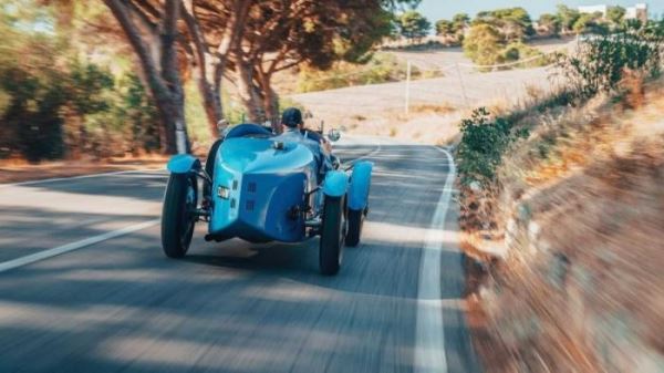 <br />
			Историческое воссоединение: Bugatti Divo встретил старшего брата Type