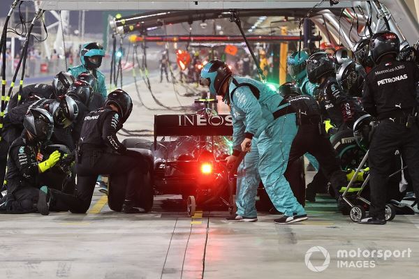 Что и почему случилось на провальном пит-стопе Mercedes в Сахире
