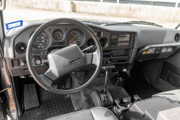 <br />
			Модифицированный Toyota Land Cruiser 1988 с сиденьями BMW 5-й серии