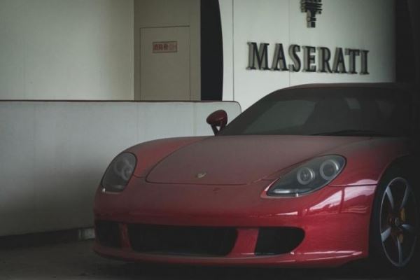 <br />
			Porsche Carrera GT стоит 8 лет: заброшенный центр суперкаров в Китае