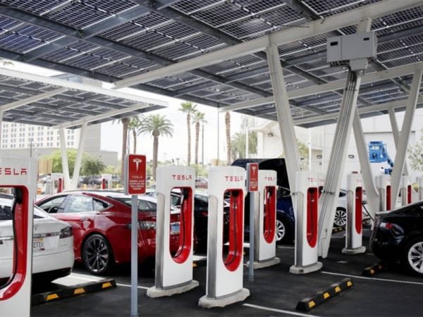 Tesla обеспечит своих клиентов бесплатной зарядкой
