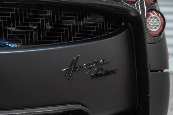 <br />
			Матовый черный родстер Pagani Huayra — это уличный Бэтмобиль (10 фото