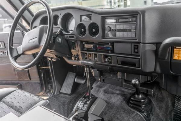 <br />
			Модифицированный Toyota Land Cruiser 1988 с сиденьями BMW 5-й серии